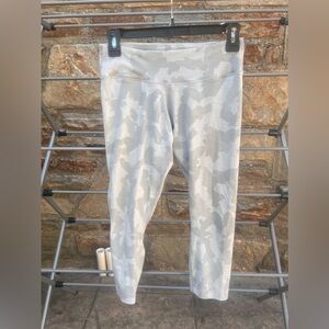 NOBULL white camo legging. 21 inches. Size M. EUC